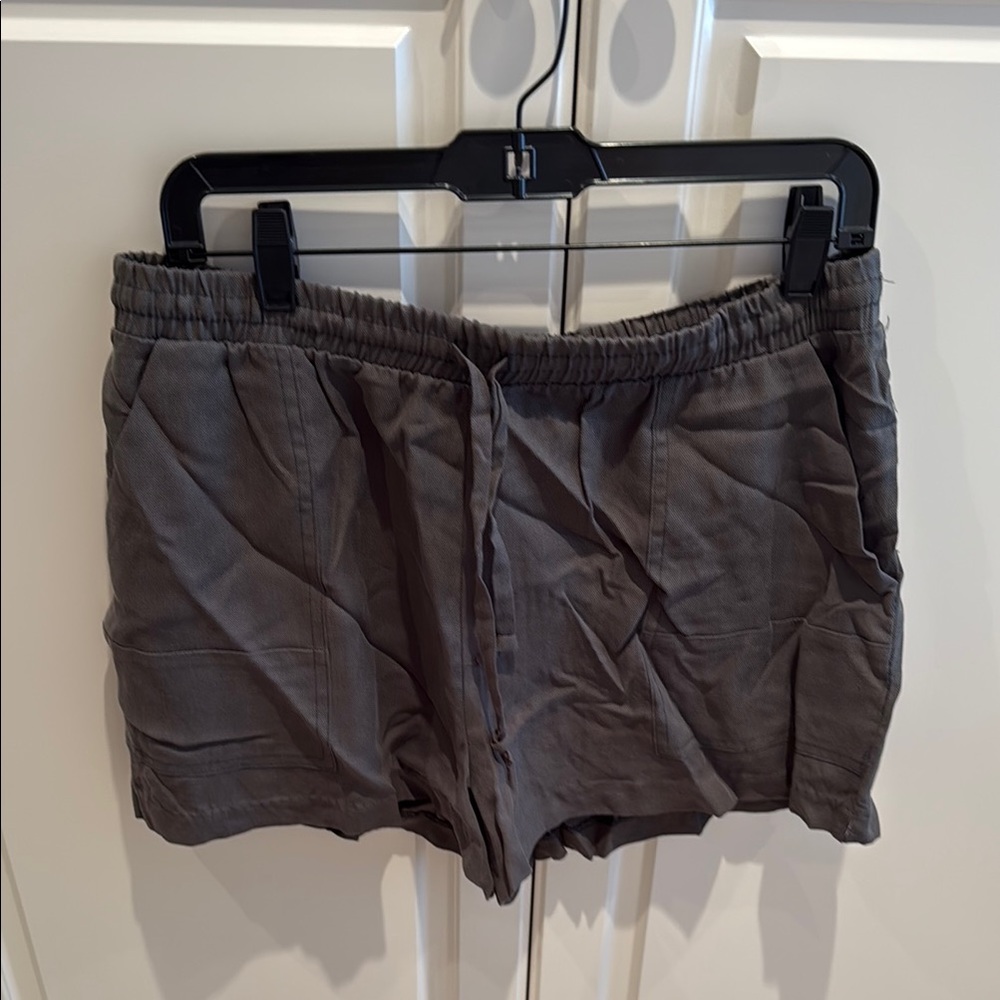 BCBG generation Gray / taupe  Women's casual / dressy Shorts. Size large